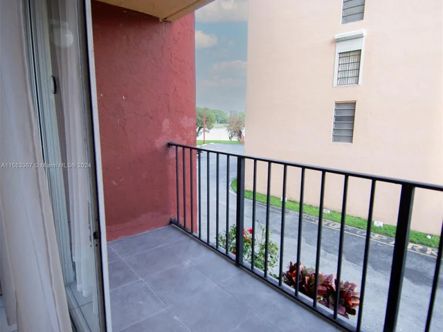 9686 Fontainebleau Blvd # 201, Miami FL 33172