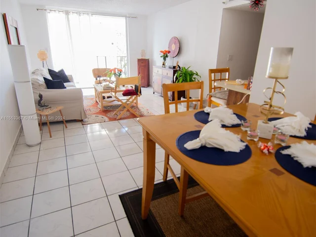 9686 Fontainebleau Blvd # 201, Miami FL 33172