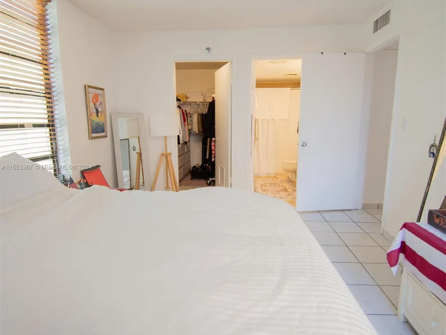 9686 Fontainebleau Blvd # 201, Miami FL 33172