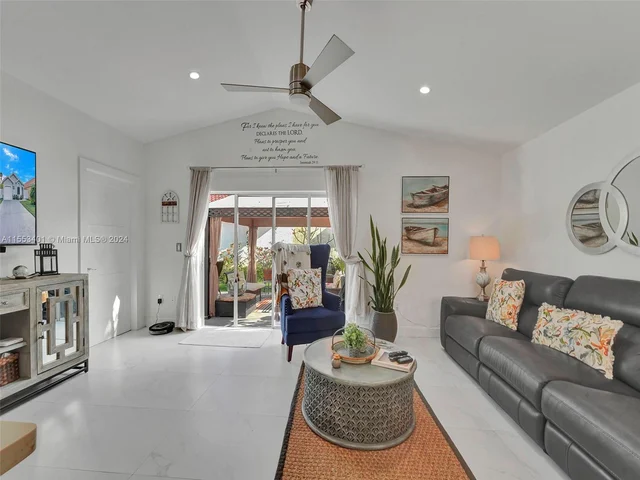 6140 NW 181st Terr Cir N, Hialeah FL 33015