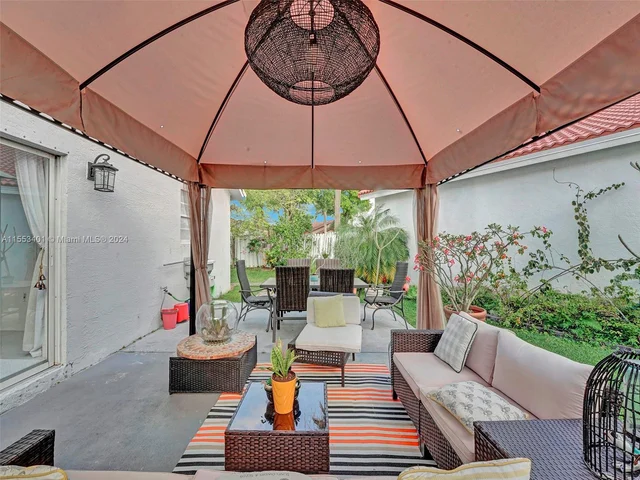 6140 NW 181st Terr Cir N, Hialeah FL 33015