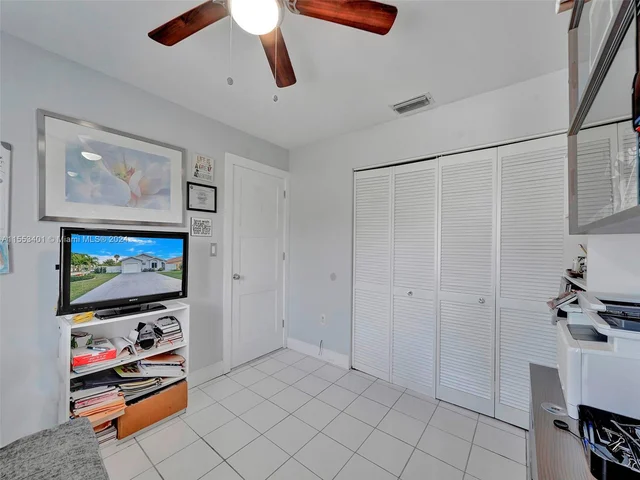 6140 NW 181st Terr Cir N, Hialeah FL 33015