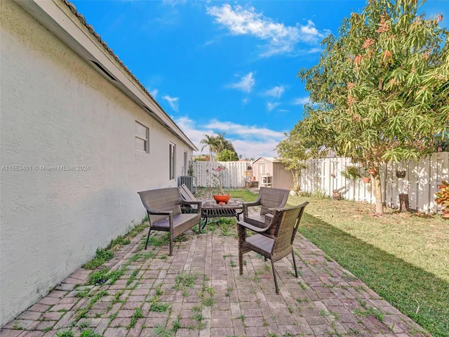 6140 NW 181st Terr Cir N, Hialeah FL 33015