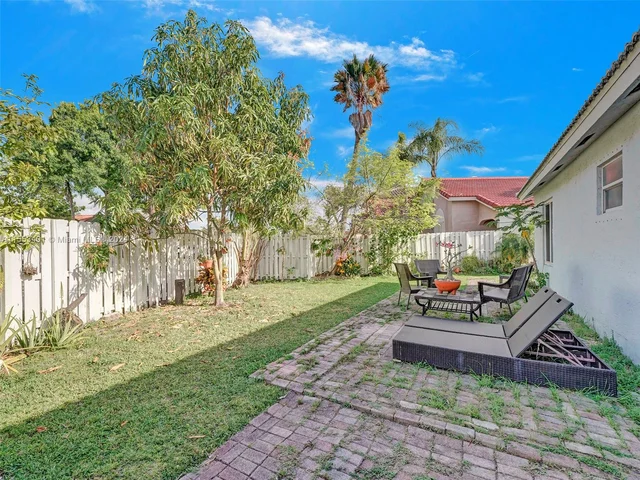 6140 NW 181st Terr Cir N, Hialeah FL 33015