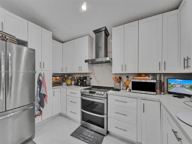 6140 NW 181st Terr Cir N, Hialeah FL 33015