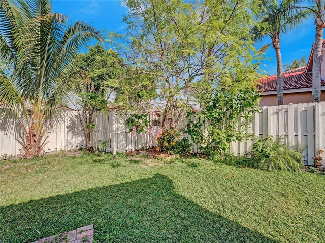 6140 NW 181st Terr Cir N, Hialeah FL 33015