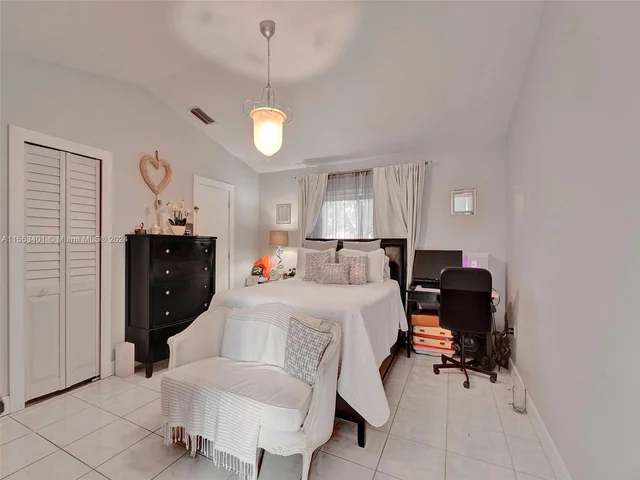 6140 NW 181st Terr Cir N, Hialeah FL 33015