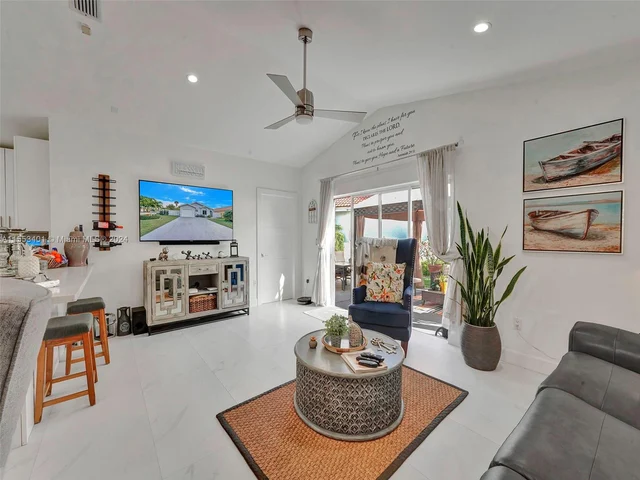 6140 NW 181st Terr Cir N, Hialeah FL 33015