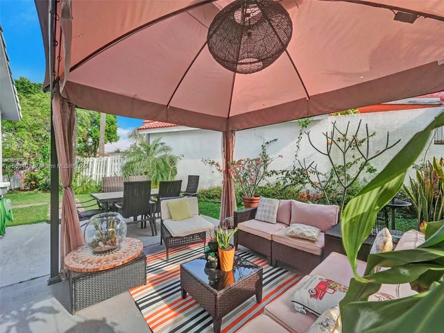 6140 NW 181st Terr Cir N, Hialeah FL 33015