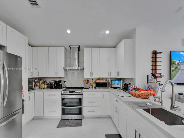 6140 NW 181st Terr Cir N, Hialeah FL 33015