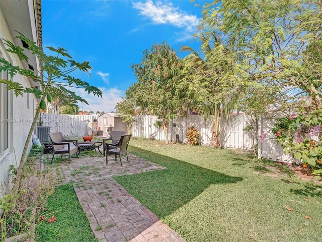 6140 NW 181st Terr Cir N, Hialeah FL 33015