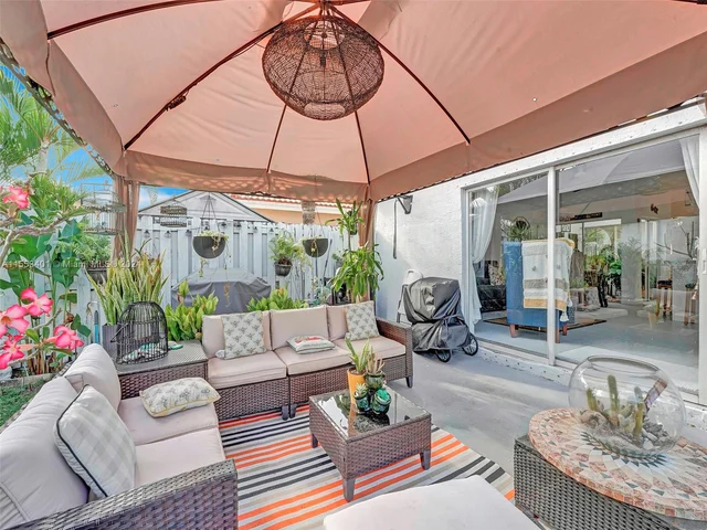 6140 NW 181st Terr Cir N, Hialeah FL 33015