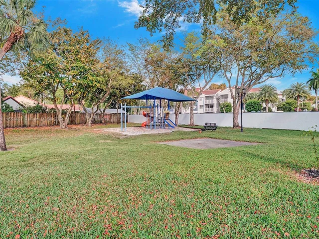 6140 NW 181st Terr Cir N, Hialeah FL 33015