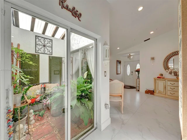 6140 NW 181st Terr Cir N, Hialeah FL 33015