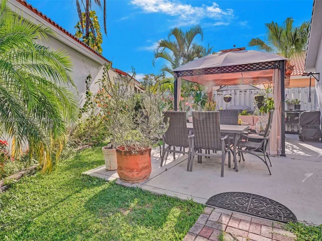 6140 NW 181st Terr Cir N, Hialeah FL 33015