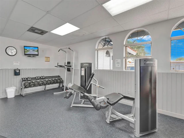 6140 NW 181st Terr Cir N, Hialeah FL 33015