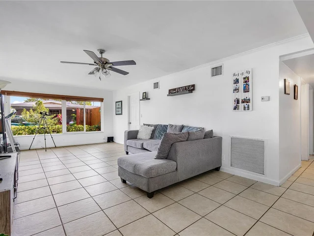 1116 E River Dr, Margate FL 33063