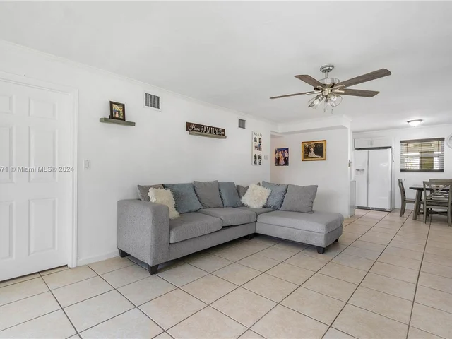 1116 E River Dr, Margate FL 33063