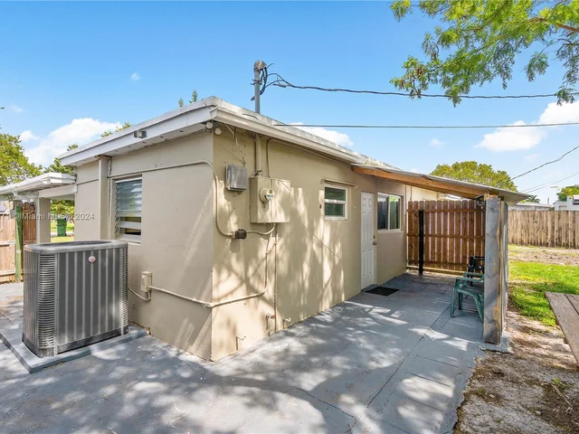 1116 E River Dr, Margate FL 33063