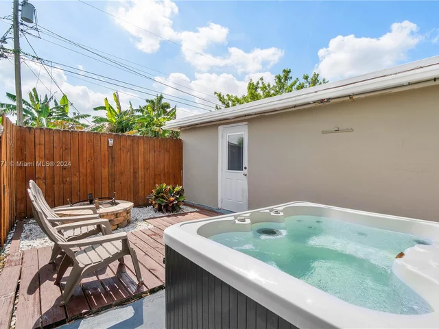 1116 E River Dr, Margate FL 33063