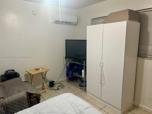 1116 E River Dr, Margate FL 33063