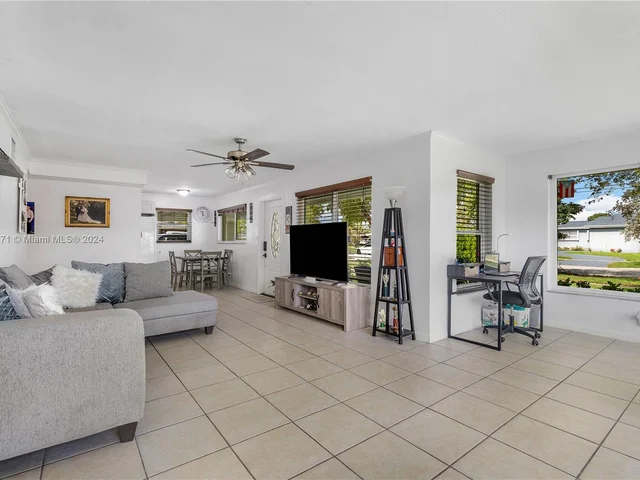 1116 E River Dr, Margate FL 33063