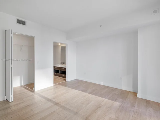 45 SW 9th St # 2203, Miami FL 33130