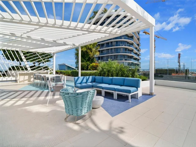 45 SW 9th St # 2203, Miami FL 33130