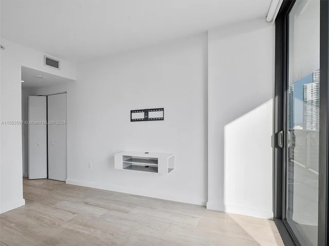 45 SW 9th St # 2203, Miami FL 33130