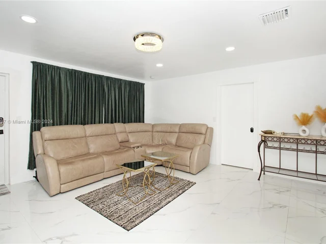 531 SW 70th Ave, Pembroke Pines FL 33023