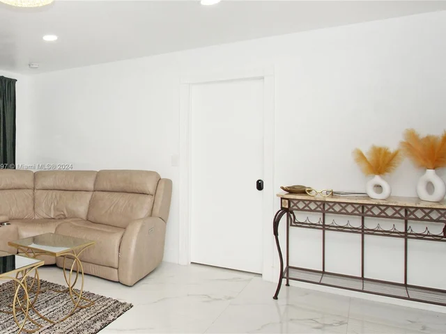 531 SW 70th Ave, Pembroke Pines FL 33023