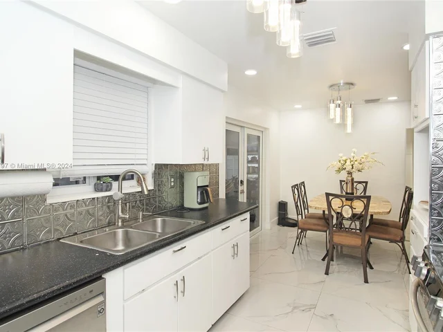 531 SW 70th Ave, Pembroke Pines FL 33023