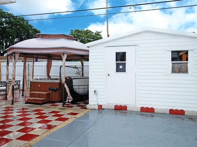 531 SW 70th Ave, Pembroke Pines FL 33023