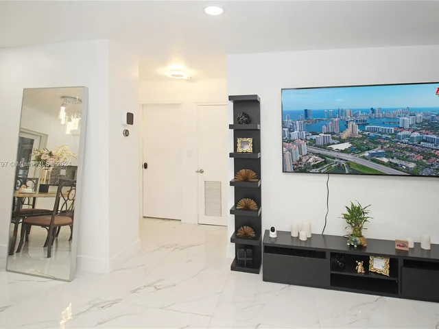 531 SW 70th Ave, Pembroke Pines FL 33023