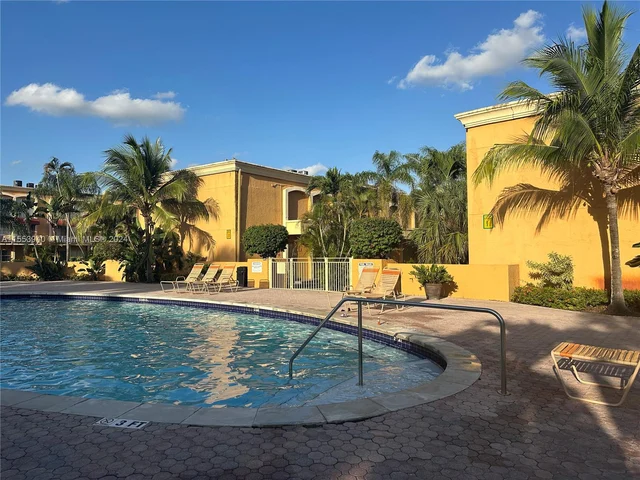 17911 NW 68th Ave # M206, Hialeah FL 33015