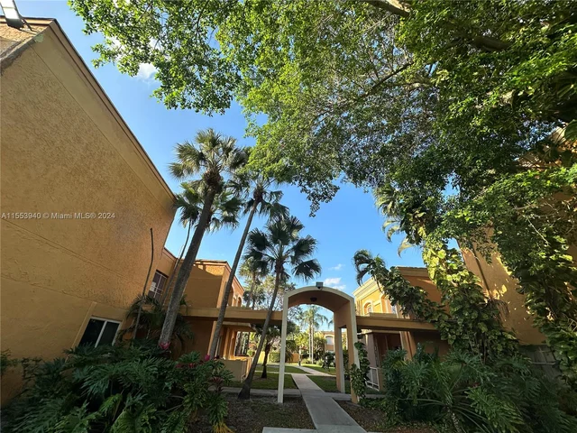 17911 NW 68th Ave # M206, Hialeah FL 33015