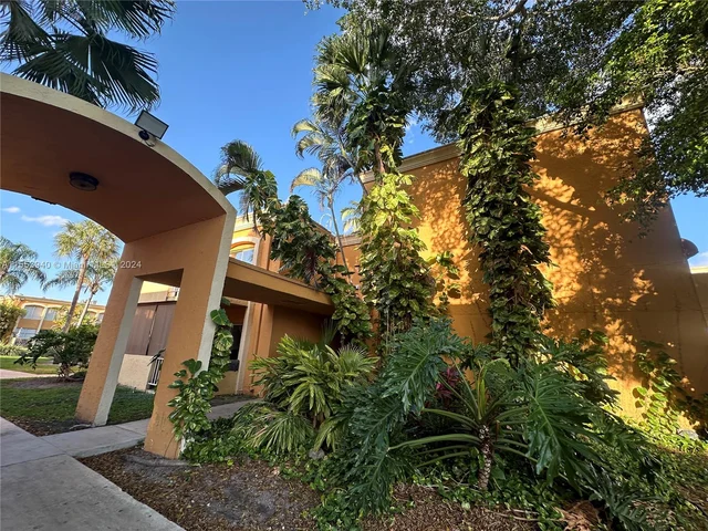 17911 NW 68th Ave # M206, Hialeah FL 33015