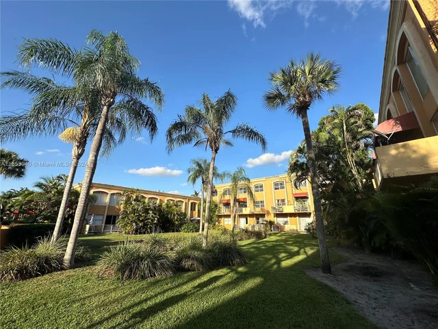 17911 NW 68th Ave # M206, Hialeah FL 33015