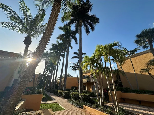 17911 NW 68th Ave # M206, Hialeah FL 33015