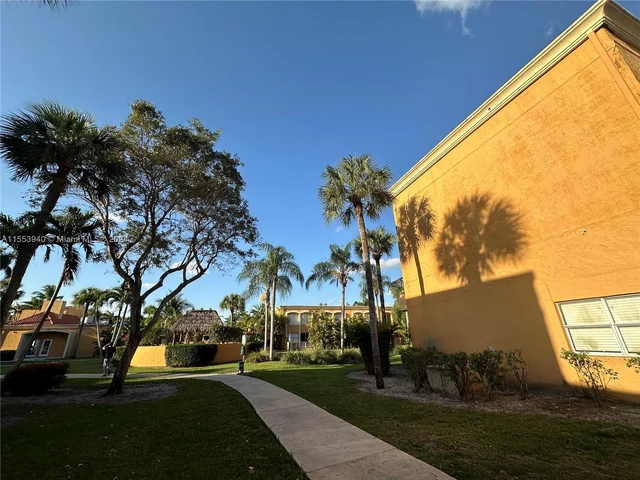 17911 NW 68th Ave # M206, Hialeah FL 33015