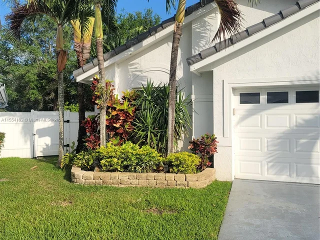 651 SW 176th Ave, Pembroke Pines FL 33029