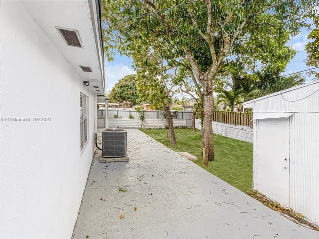 940 N 70th Way, Hollywood FL 33024