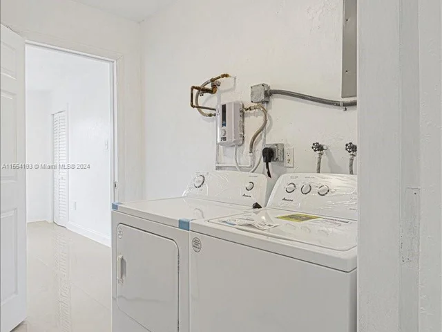 940 N 70th Way, Hollywood FL 33024