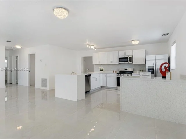 940 N 70th Way, Hollywood FL 33024