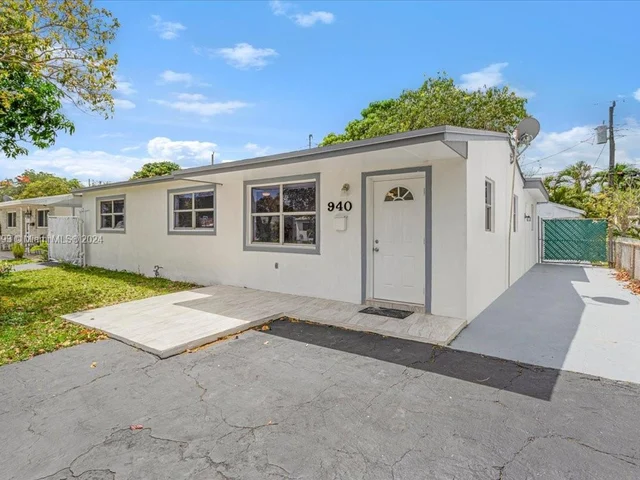 940 N 70th Way, Hollywood FL 33024