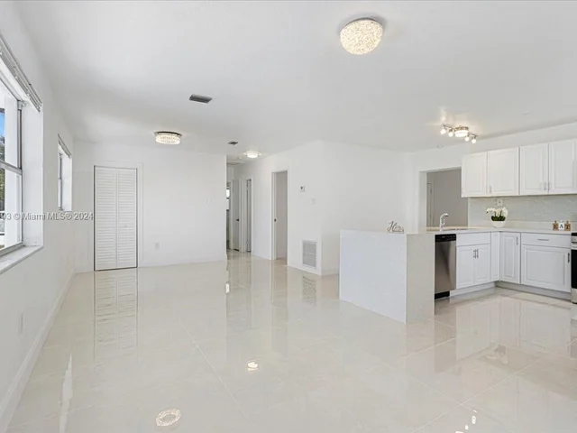 940 N 70th Way, Hollywood FL 33024