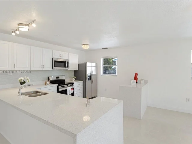 940 N 70th Way, Hollywood FL 33024