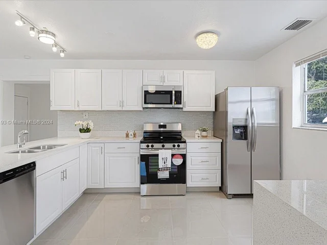 940 N 70th Way, Hollywood FL 33024