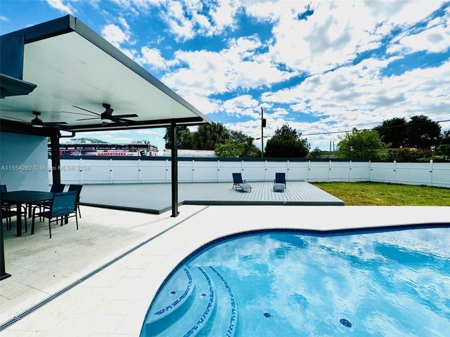 6760 Perry St, Hollywood FL 33024