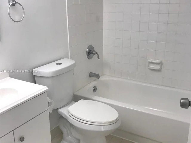 7095 NW 179th St # 112, Hialeah FL 33015